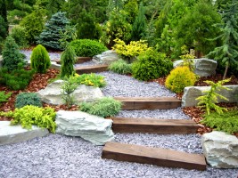 rustikaler Kiesweg im Garten rustikaler Kiesweg im Garten