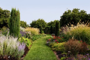 paradisischer Durchgang im Garten