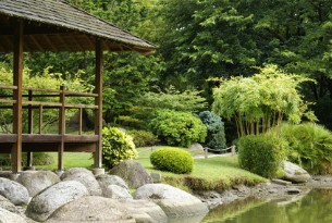 Gartenterasse am angelegten Teich